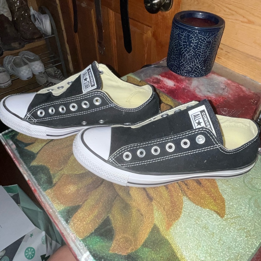 women’s size 7.5 black converse